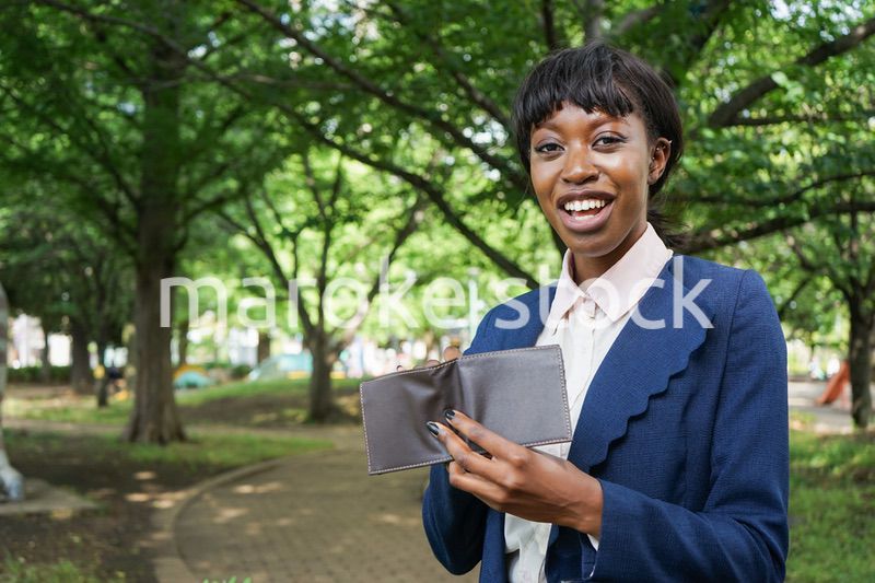 財布を見る若い女性