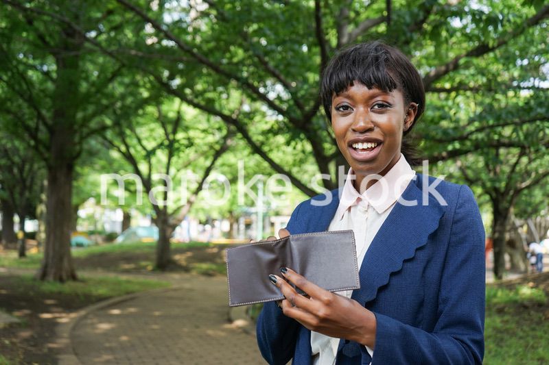 財布を見る若い女性