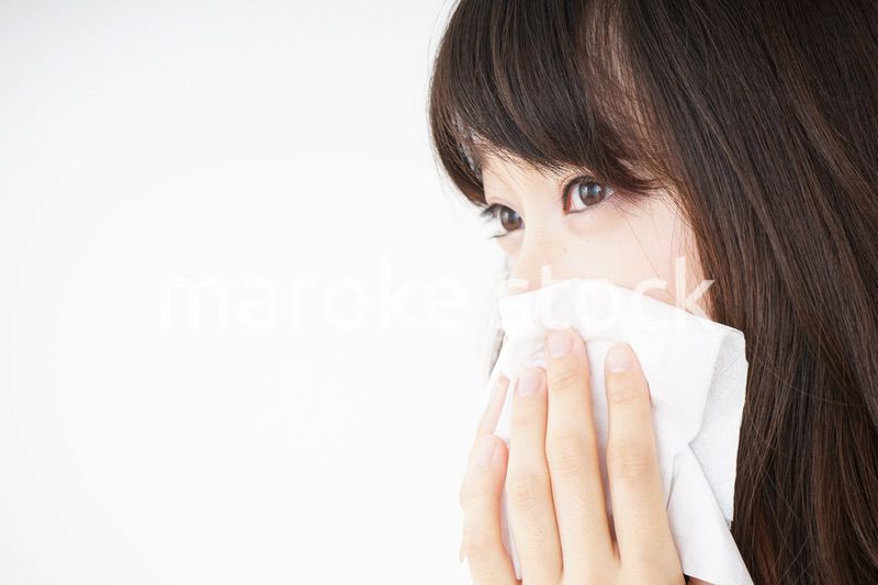鼻をかむ若い女性