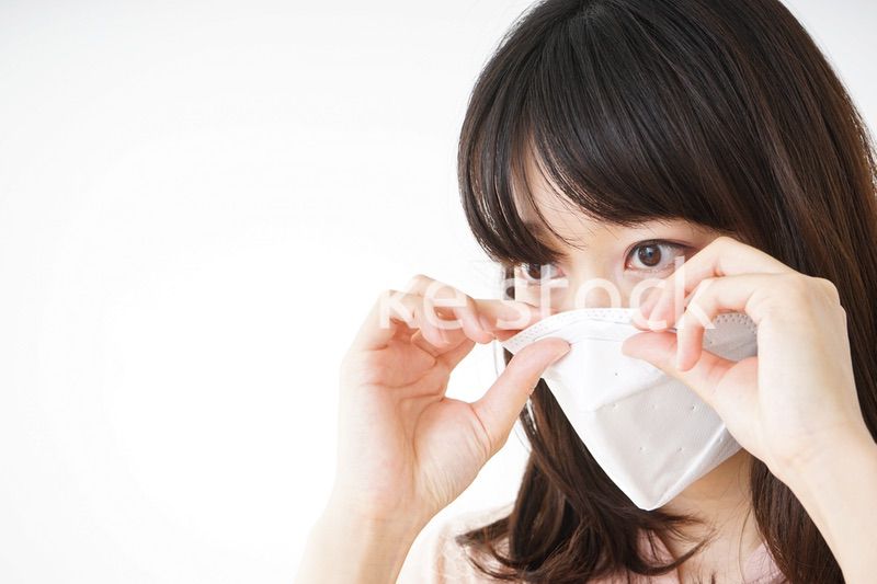 マスクをする若い女性