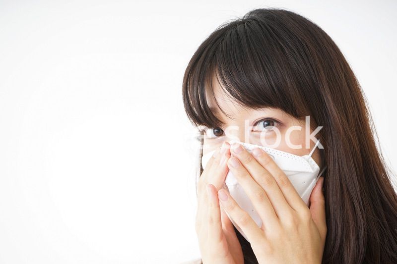 マスクをする若い女性