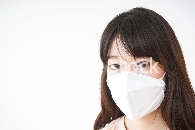 マスクをする若い女性