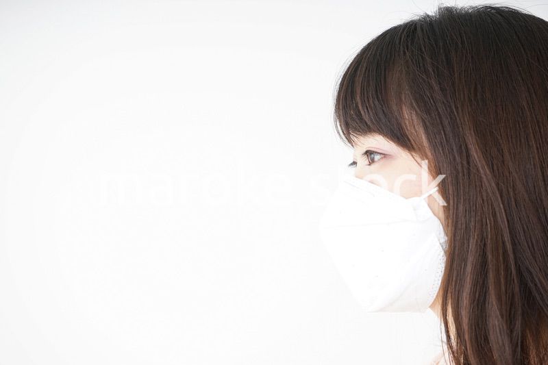 マスクをする若い女性