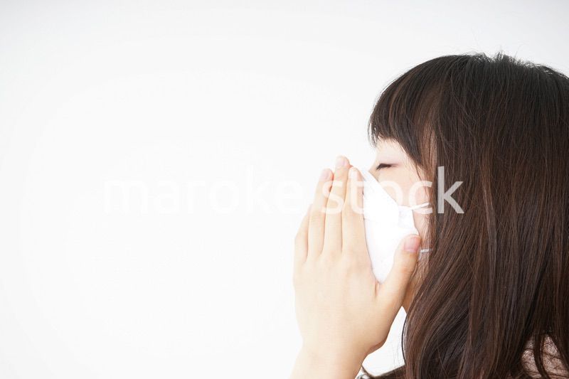 マスクをする若い女性