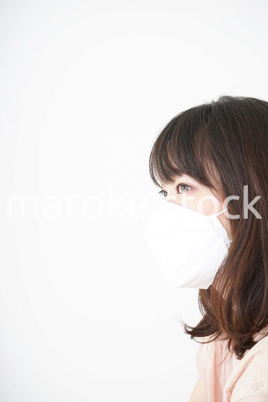 マスクをする若い女性