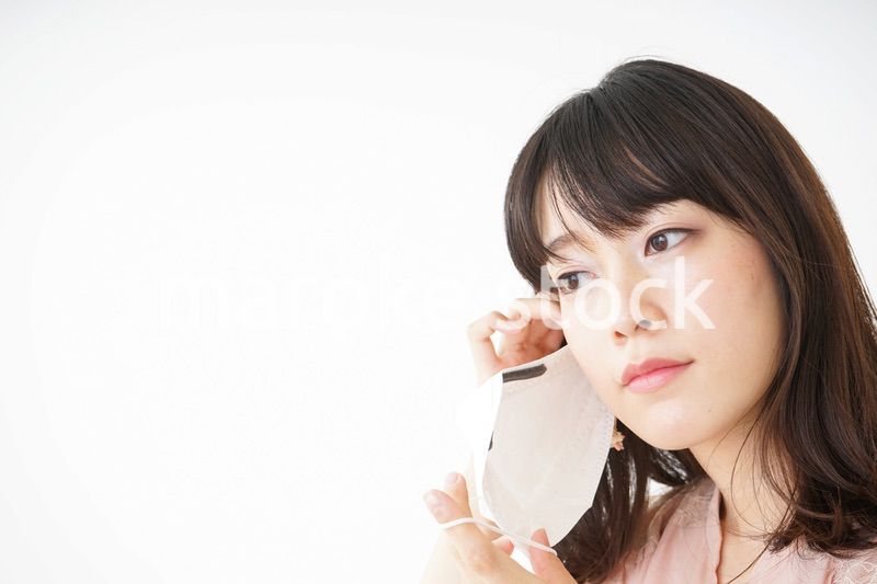 マスクをする若い女性
