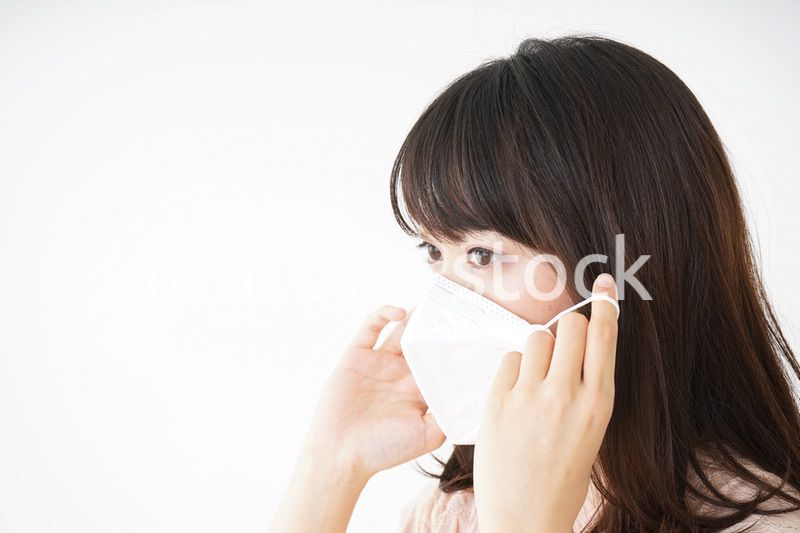 マスクをする若い女性