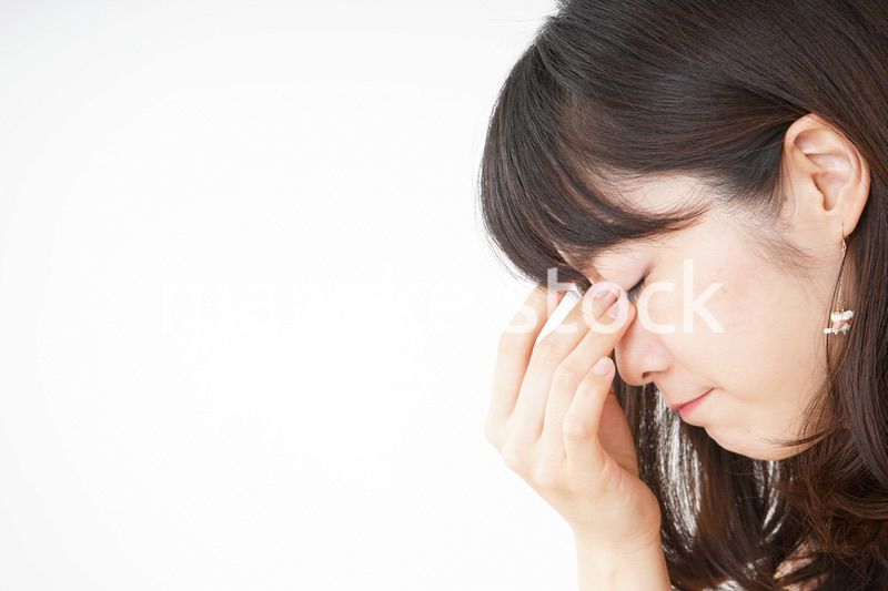 頭痛に苦しむ若い女性
