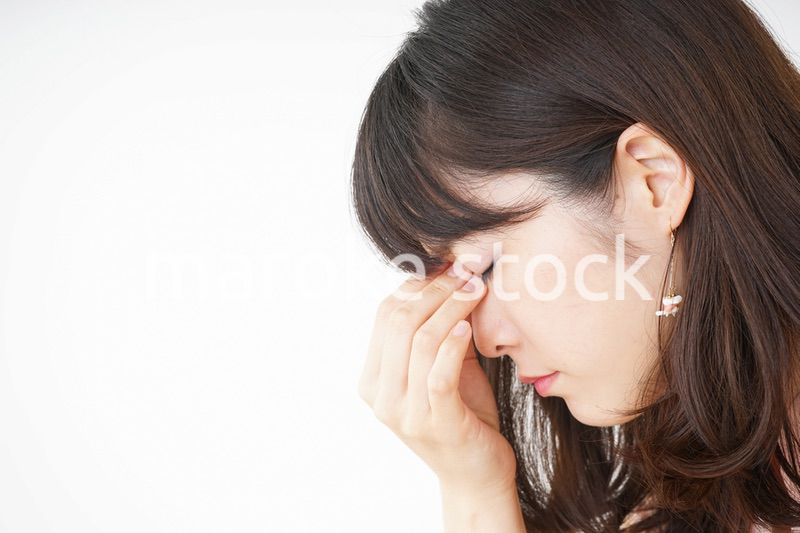 頭痛に苦しむ若い女性