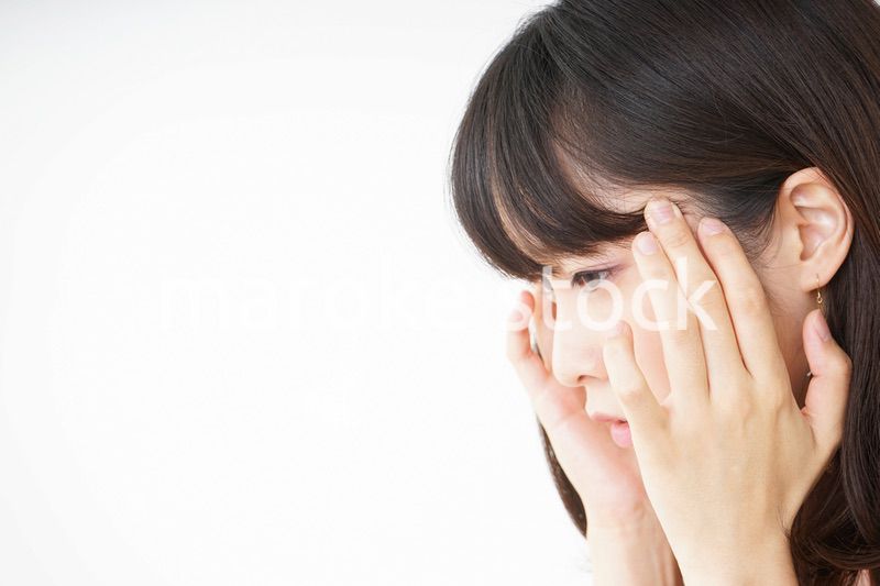 頭痛に苦しむ若い女性