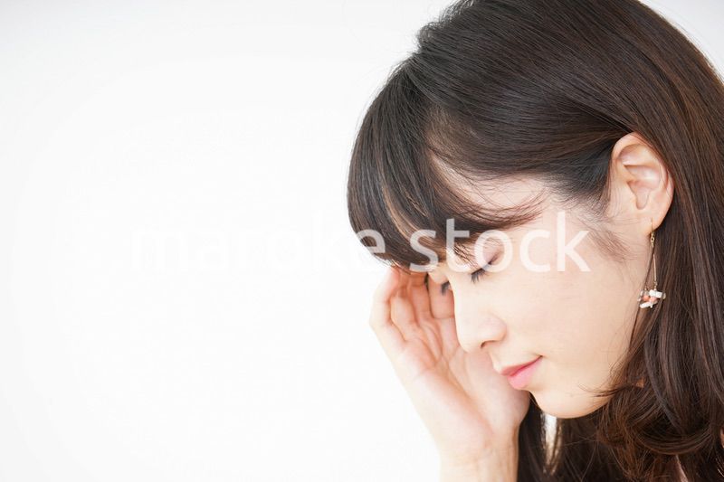 頭痛に苦しむ若い女性