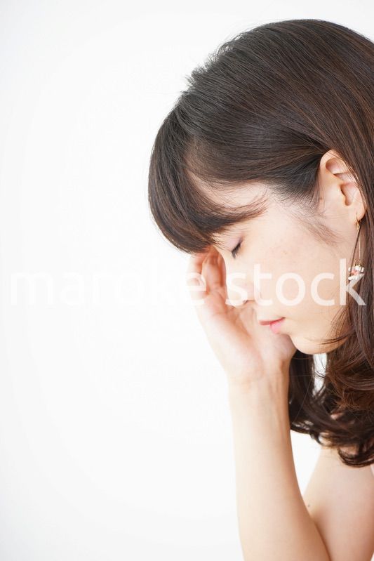 頭痛に苦しむ若い女性