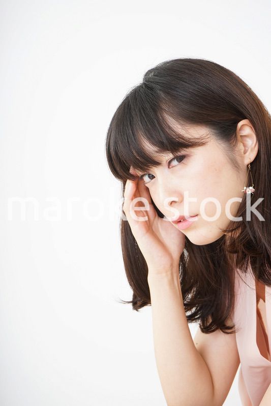 頭痛に苦しむ若い女性