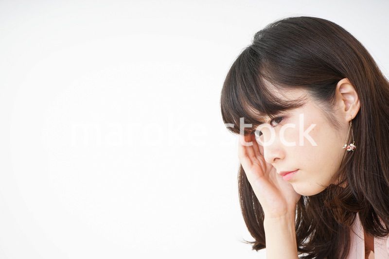 頭痛に苦しむ若い女性