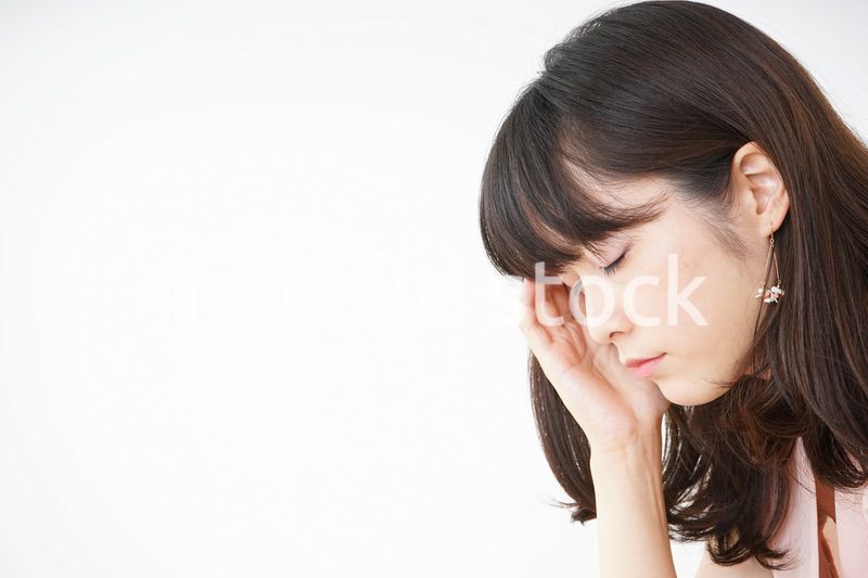頭痛に苦しむ若い女性