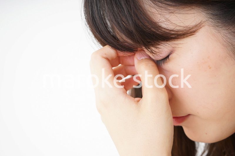 頭痛に苦しむ若い女性