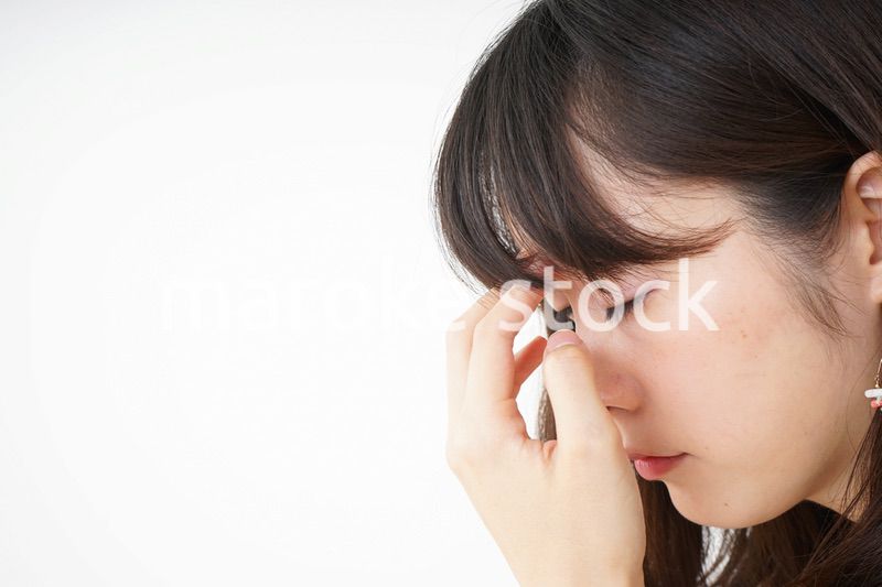 頭痛に苦しむ若い女性