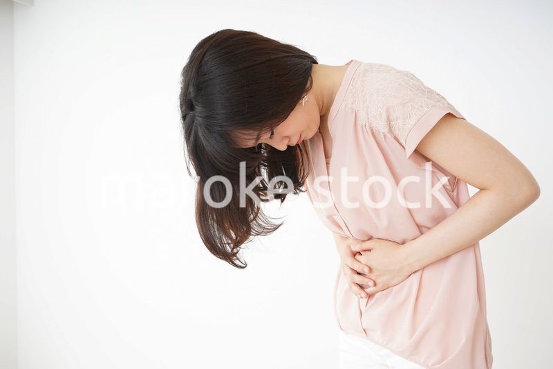 腹痛苦しむ若い女性客