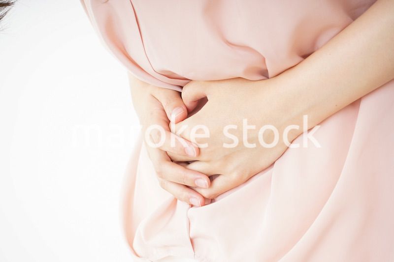 腹痛苦しむ若い女性客