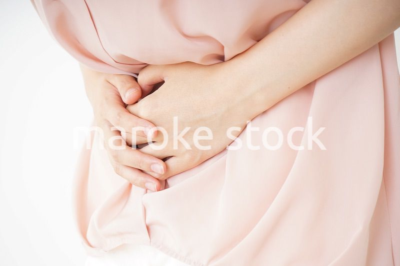 腹痛苦しむ若い女性客