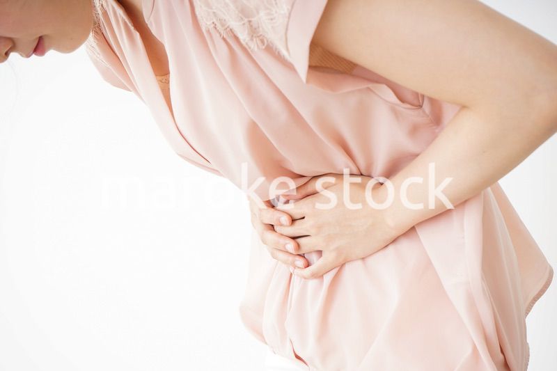 腹痛苦しむ若い女性客