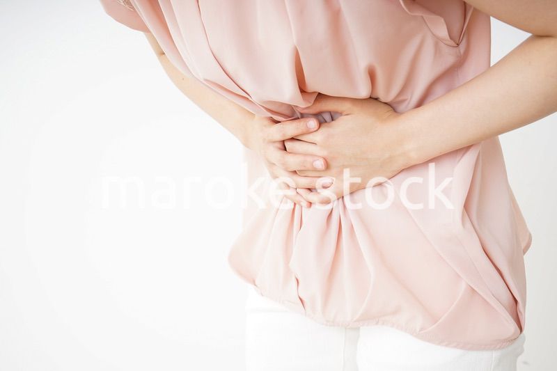 腹痛苦しむ若い女性客