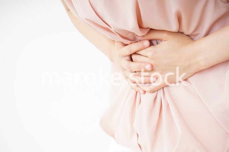 腹痛苦しむ若い女性客