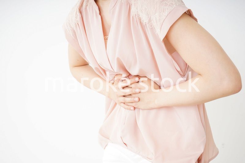 腹痛苦しむ若い女性客