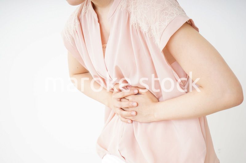 腹痛苦しむ若い女性客