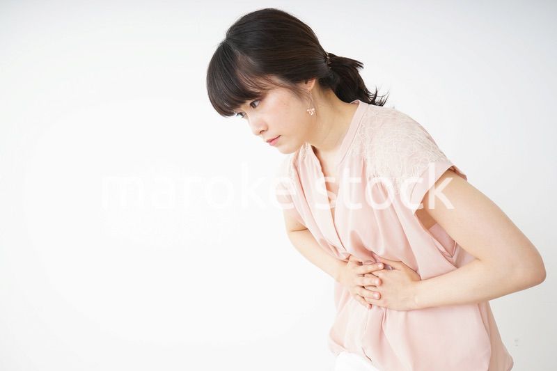 腹痛苦しむ若い女性客