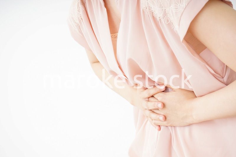 腹痛苦しむ若い女性客