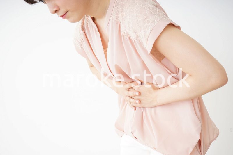 腹痛苦しむ若い女性客