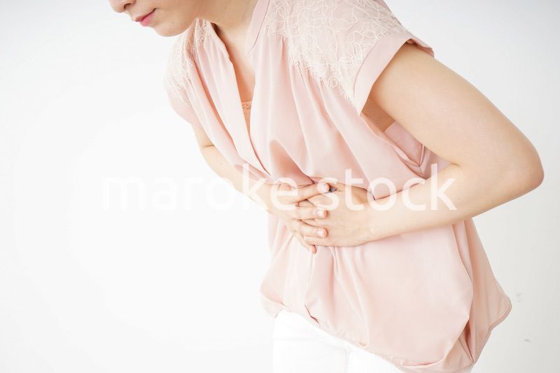 腹痛苦しむ若い女性客