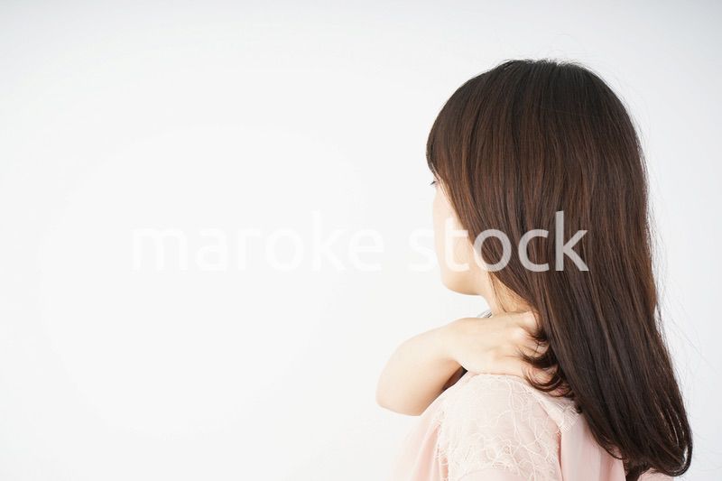 肩こりを感じる若い女性