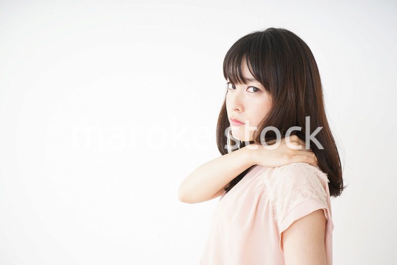 肩こりを感じる若い女性