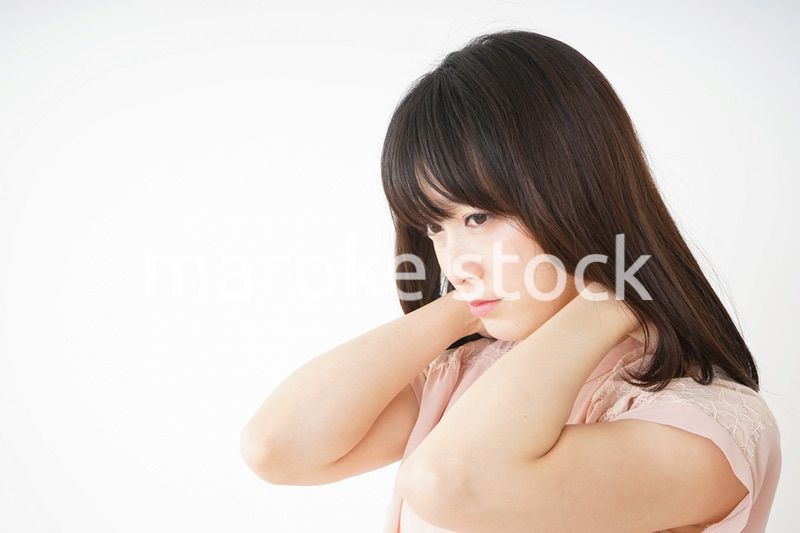 肩こりを感じる若い女性