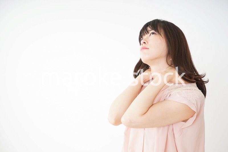 肩こりを感じる若い女性