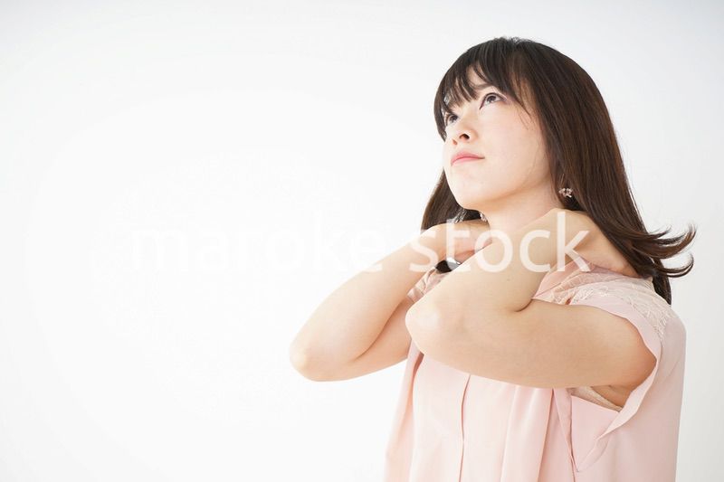 肩こりを感じる若い女性