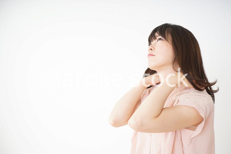 肩こりを感じる若い女性