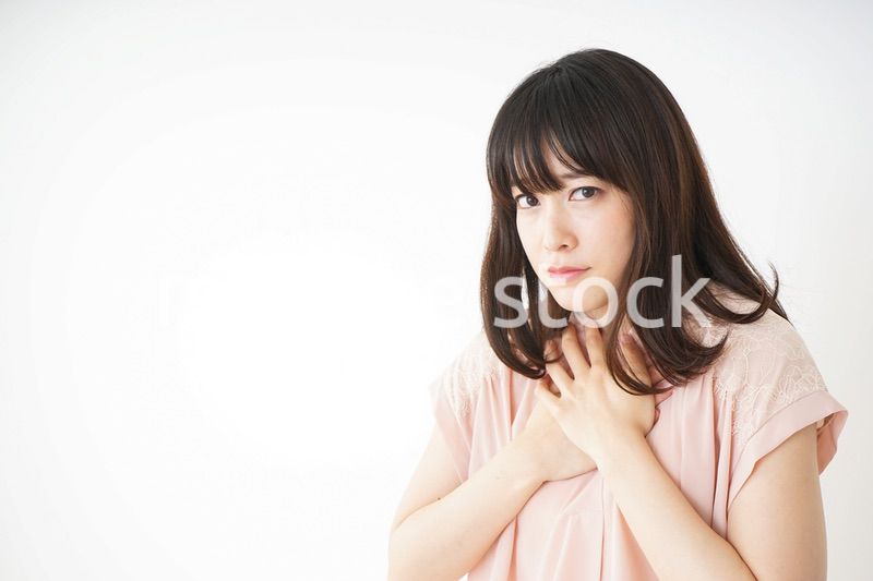 二日酔いで体調不良の若い女性