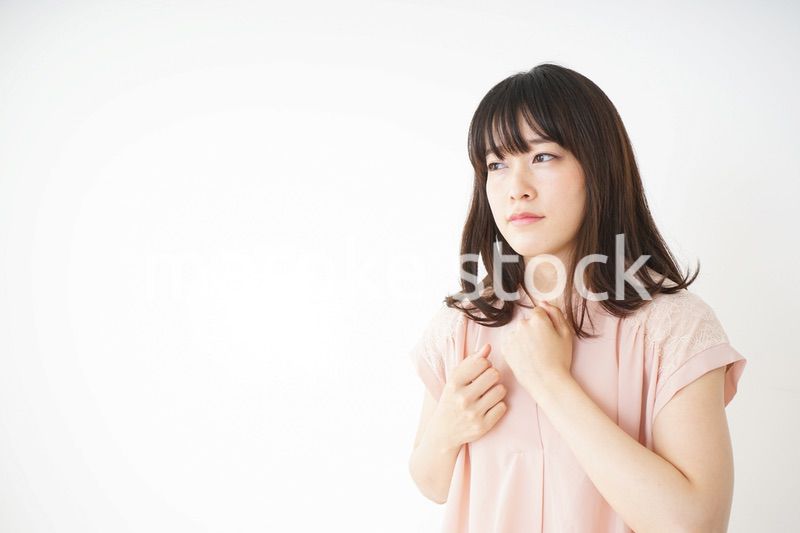 二日酔いで体調不良の若い女性