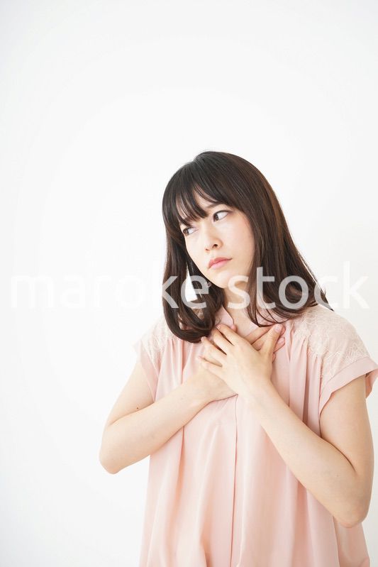 二日酔いで体調不良の若い女性