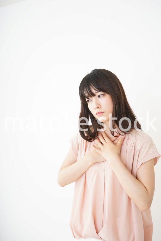 二日酔いで体調不良の若い女性