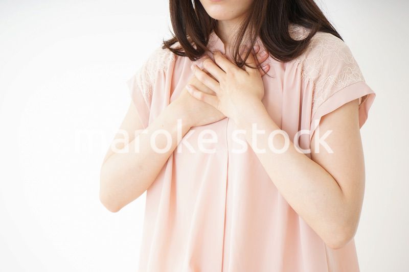 二日酔いで体調不良の若い女性