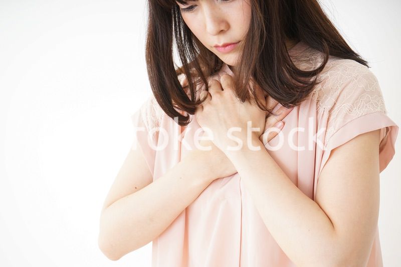 二日酔いで体調不良の若い女性