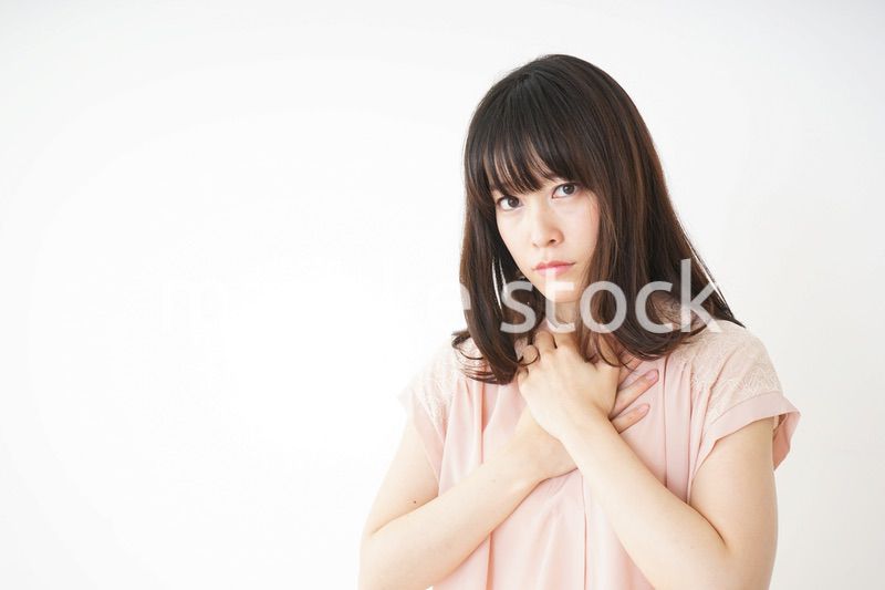 二日酔いで体調不良の若い女性