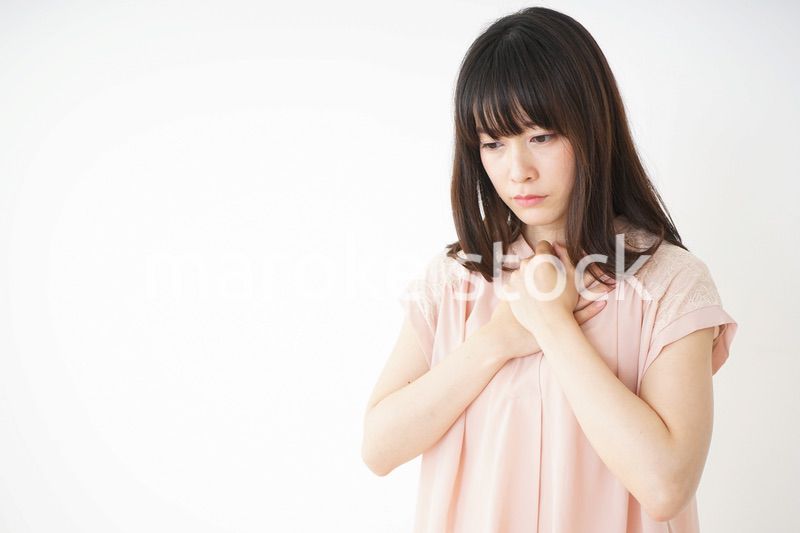 二日酔いで体調不良の若い女性