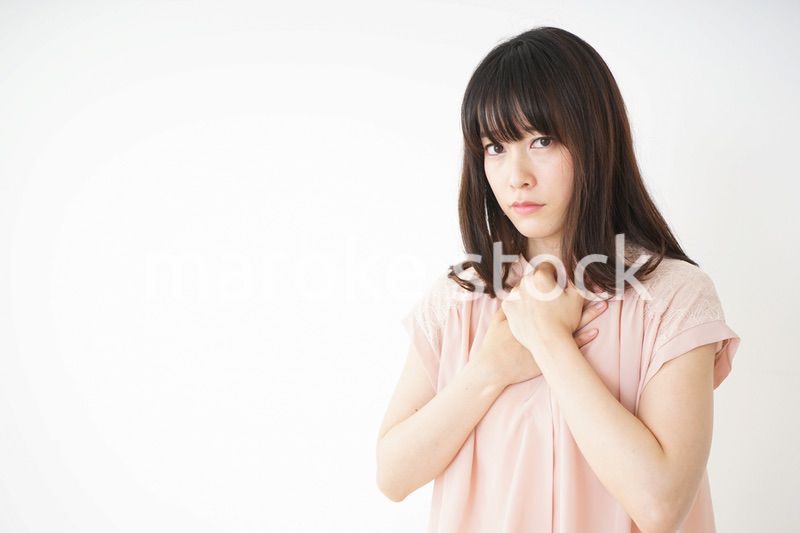 二日酔いで体調不良の若い女性