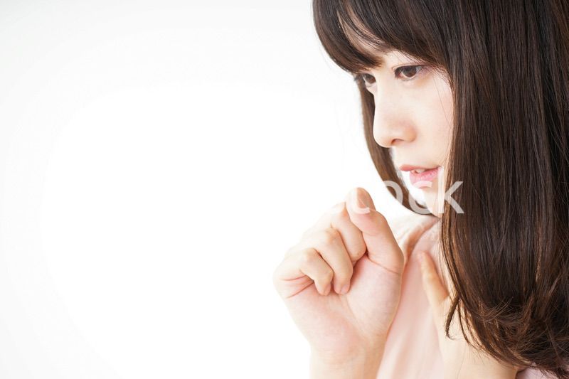 風邪で咳込む若い女性