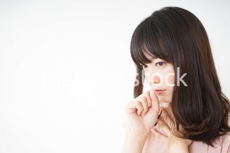 風邪で咳込む若い女性